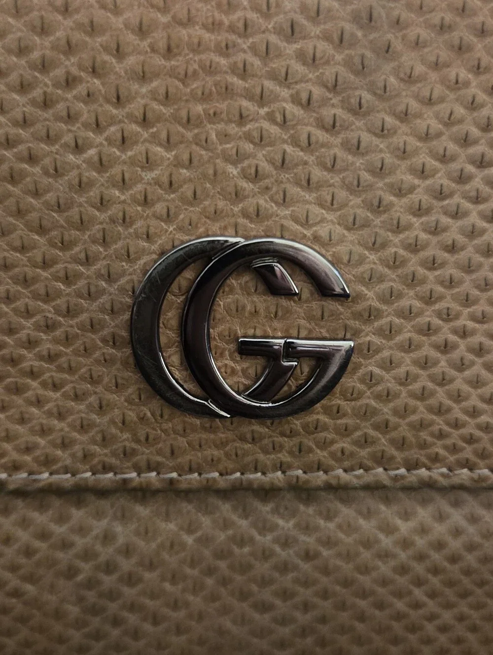 Gucci Marmont Beige and Pink Textured Leather Trifold - Picture 2 of 16